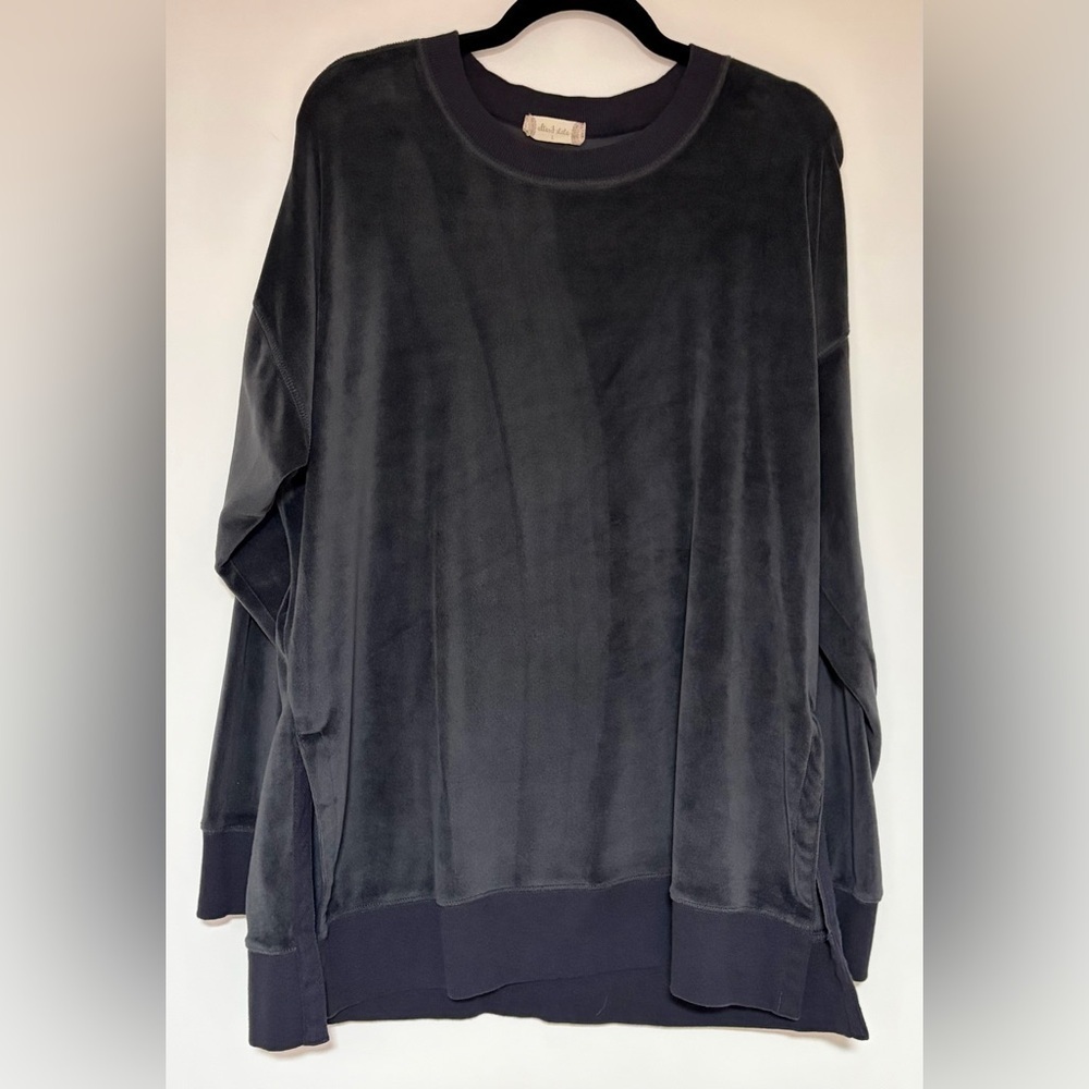 Altar’d State Women’s Black Velour Oversized Sweatshirt Size Large